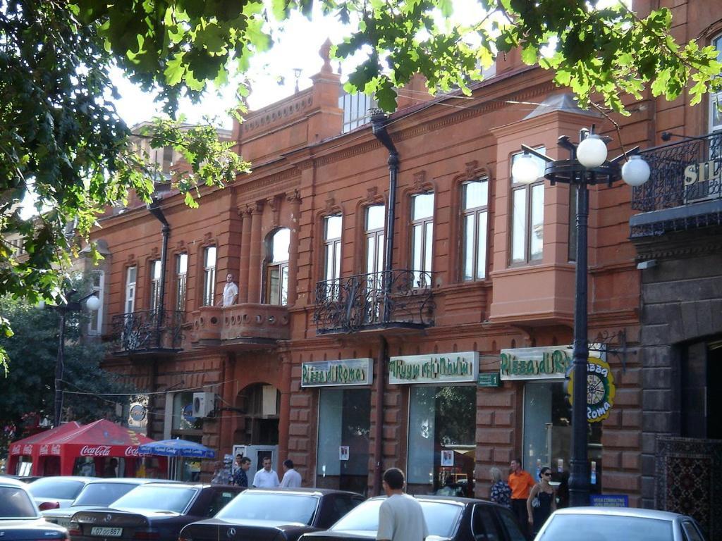 Downtown Inn Yerevan Bagian luar foto